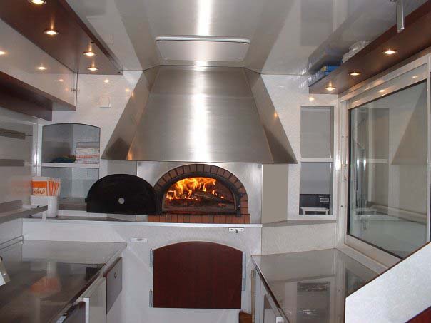Pizza au feu de bois dans le camion pizza