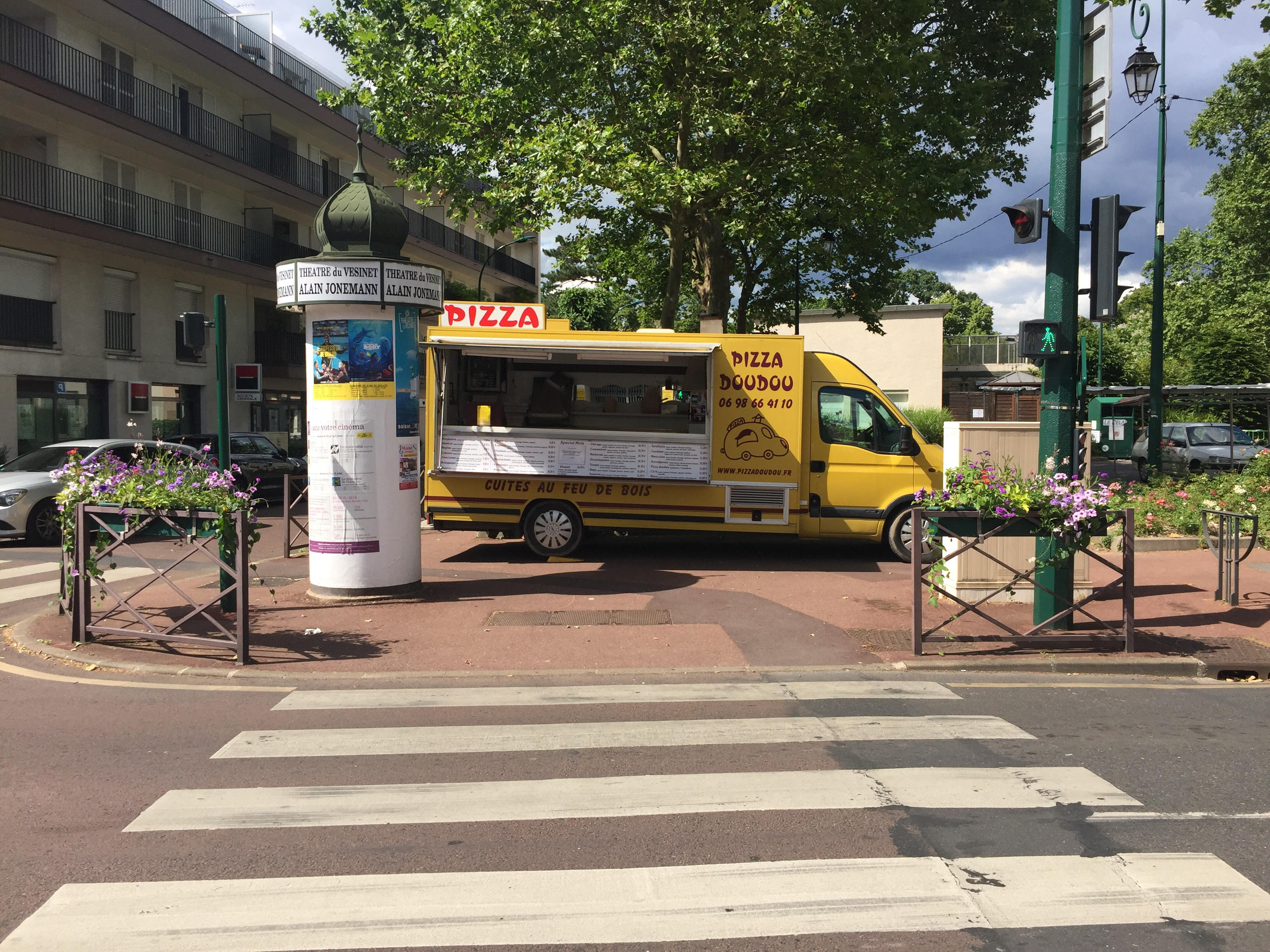 Photo de groupe dans le camion pizza